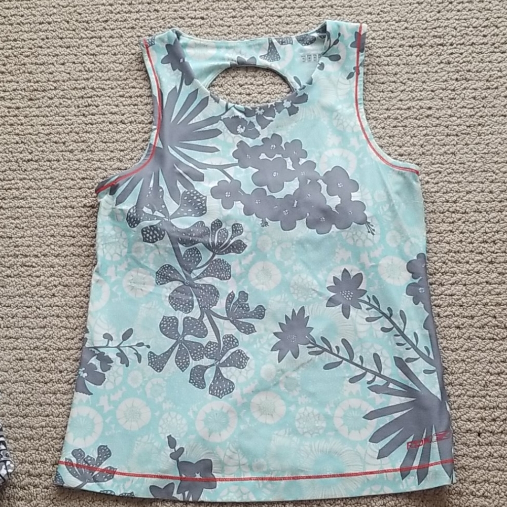 Reebok athletic top size M